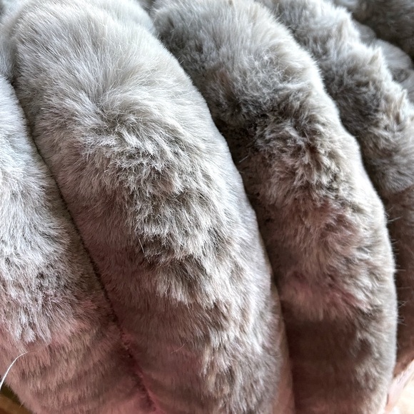 🎉HP🎉 Set of 2 Luxurious, plush faux fur accent pillows! Super soft & comfy! - Picture 4 of 13